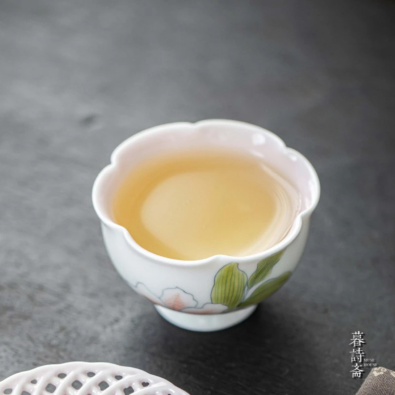 暮诗斋手绘粉百合花瓣主人杯家用陶瓷品茗杯功夫茶具小高足茶杯