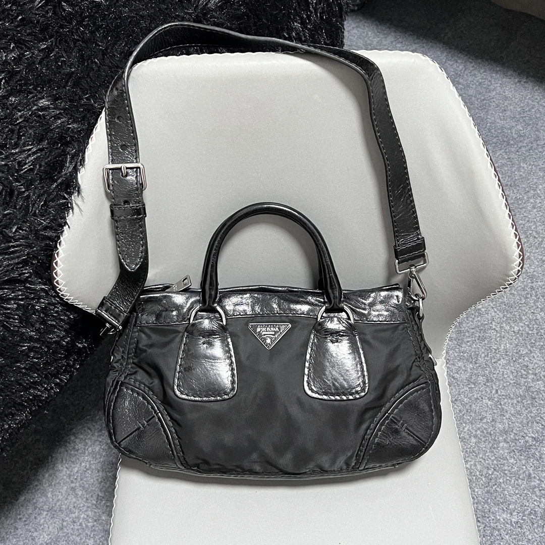 95新 Prada/普拉达 大号黑色油蜡皮拼尼龙手提斜挎包黑银机车punk
