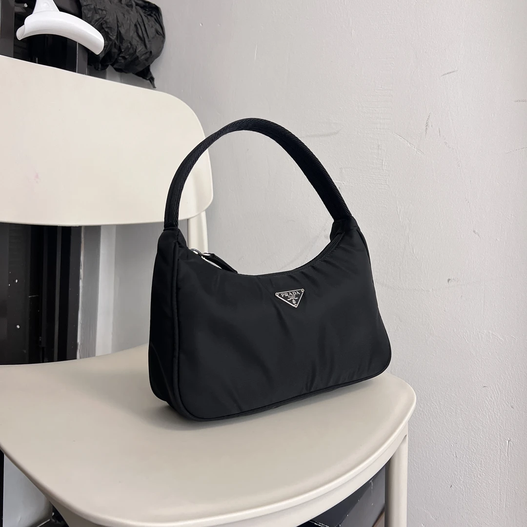 95新 Prada/普拉达 中古款hobo黑色尼龙降落伞小号hobo腋下包2