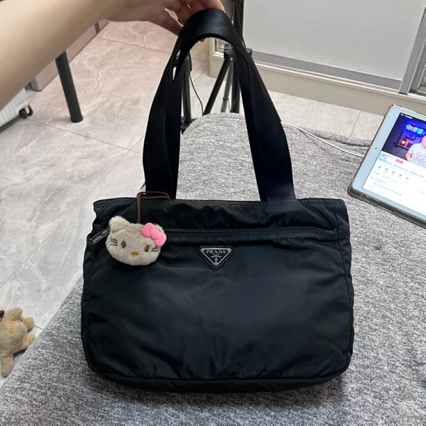 95新 Prada/普拉达 宽肩带黑色尼龙降落伞单肩大托特三角标腋下包