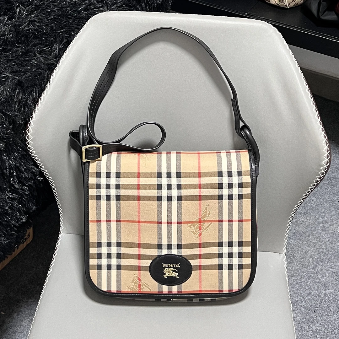 95新 BURBERRY/博柏利 大号单肩斜挎两用 战马格纹黑色马鞍邮差包