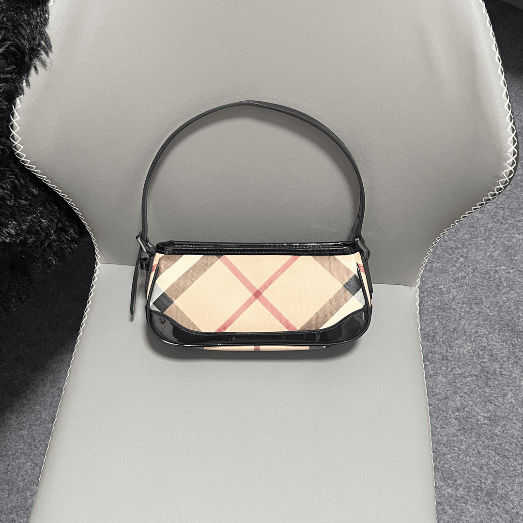 95新 BURBERRY/博柏利 小号黑色漆皮配格纹腋下单肩麻将包法棍