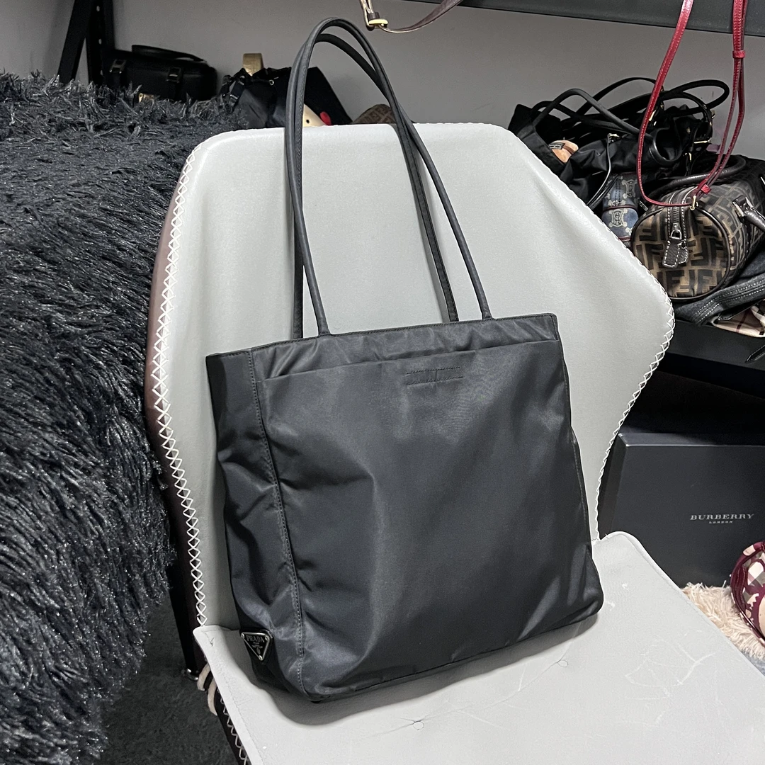 95新 Prada/普拉达 侧标黑色尼龙降落伞单肩托特包三角标腋下包