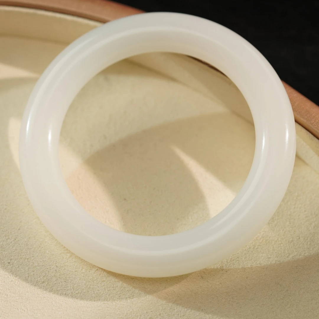 【之七珠宝】和田玉羊脂白手镯女士白色时尚白月光精美