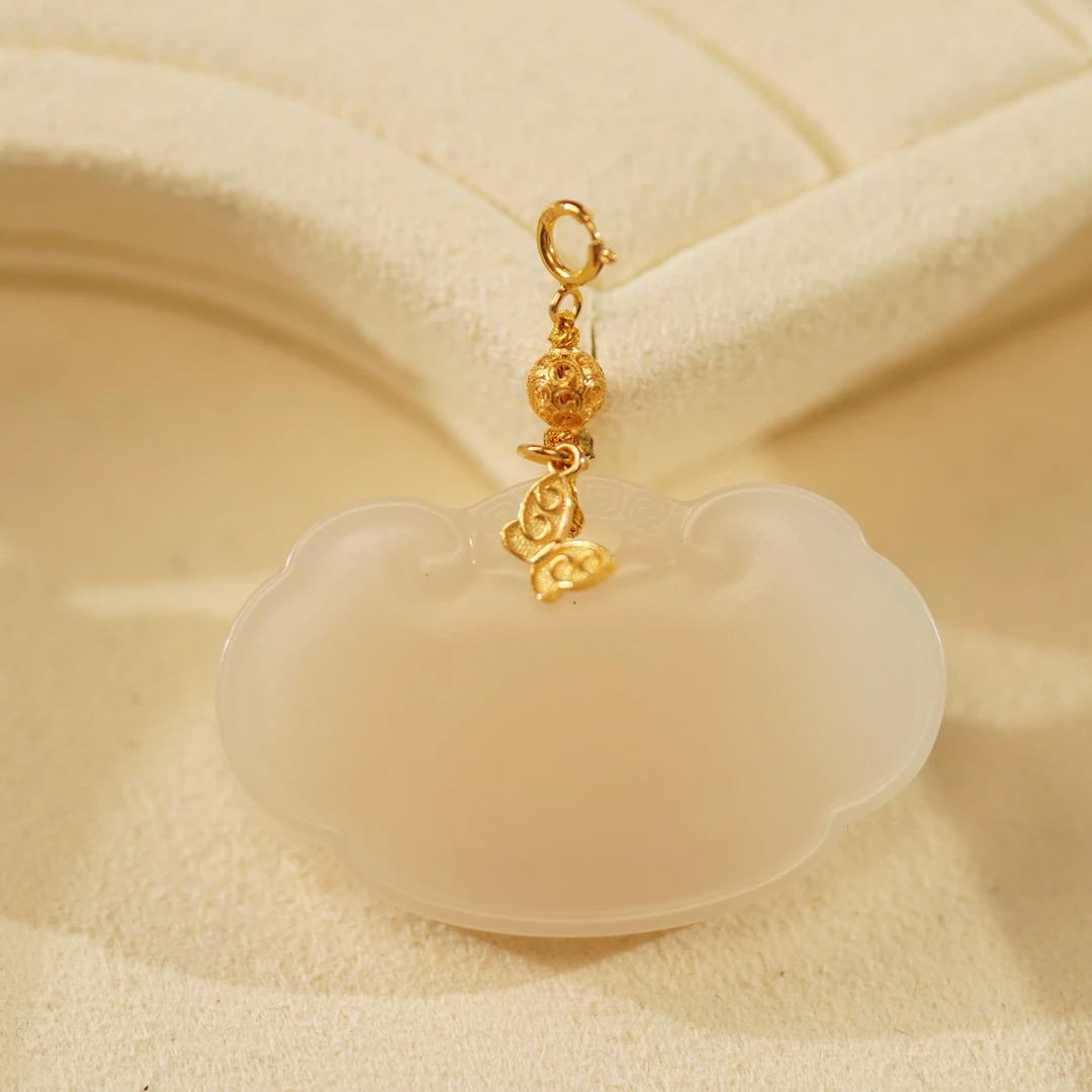 【之七珠宝】和田玉藕粉半山半水如意牌+18k金吊坠（多样性发货）