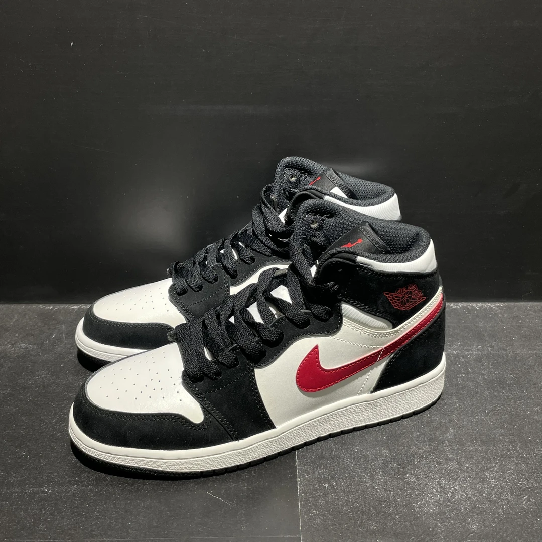 38码240内长｜正品99新 （2017年生产）AJ1 红钩熊猫 板鞋｜全新2999