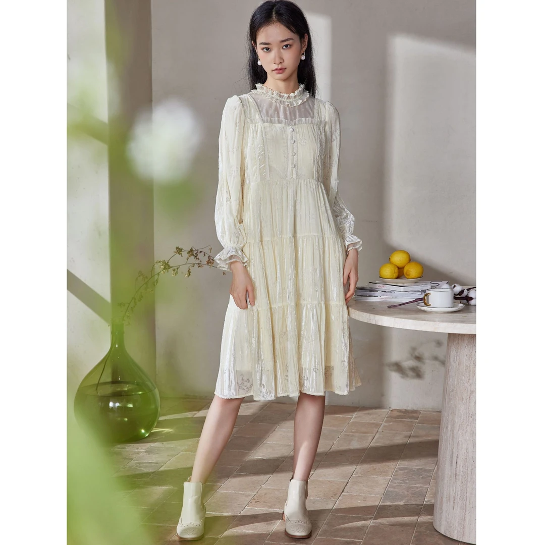 【彩彩】芭依璐欧根纱拼接腰间松紧镂空领连衣裙88L7636