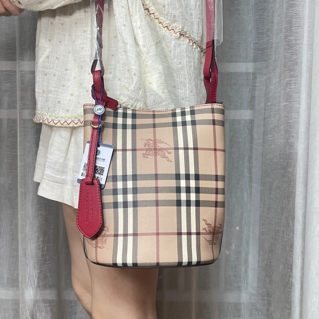 99新 BURBERRY/博柏利 红色战马格纹水桶单肩斜挎包