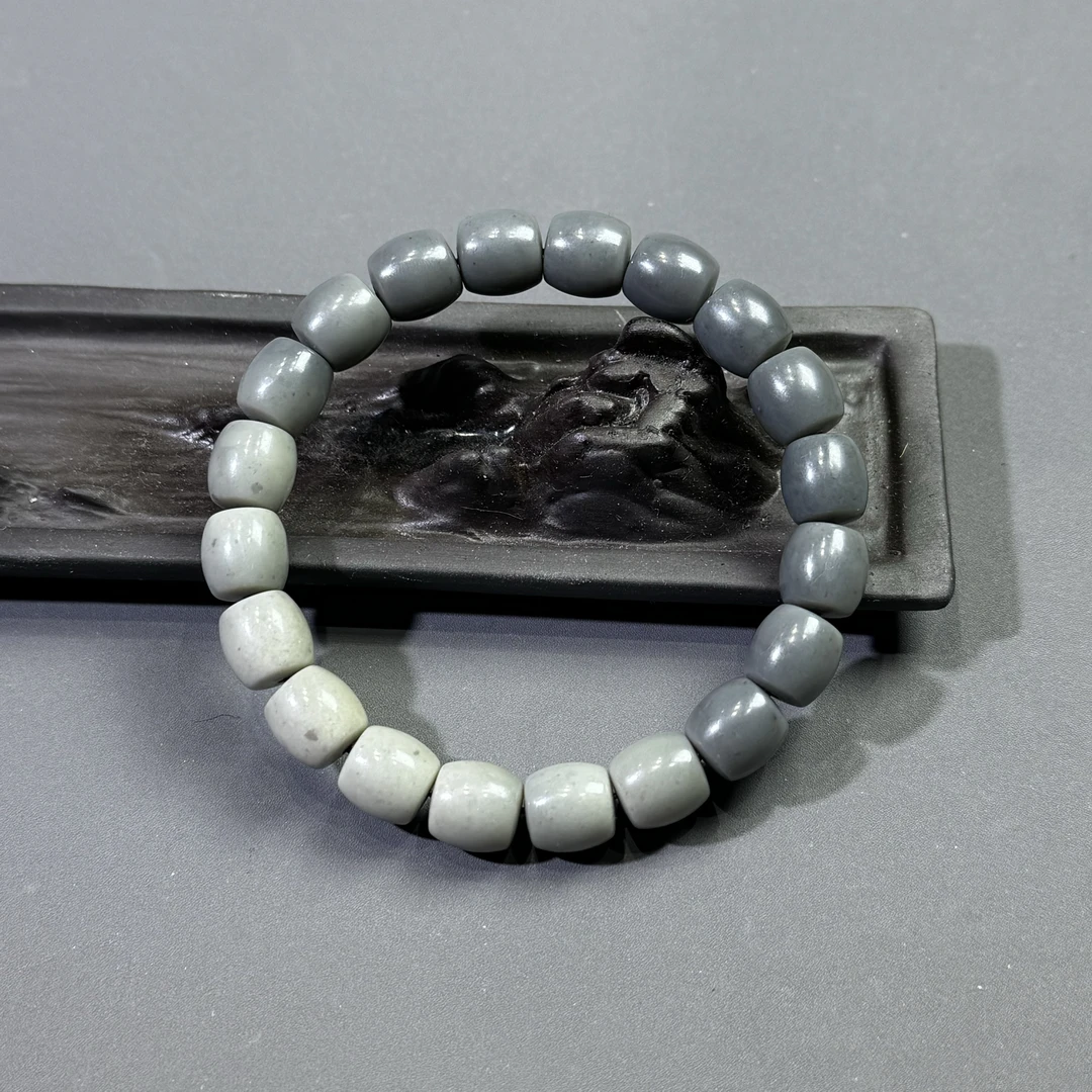 天然和田玉沙枣青豆青渐变色系直切老形手串