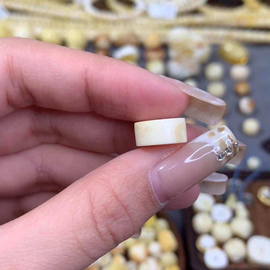 【闪购商品】琥珀裸石未镶嵌大****窝