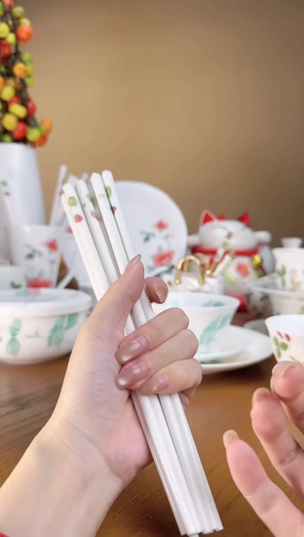 【闪购商品】草莓高骨瓷筷子六对