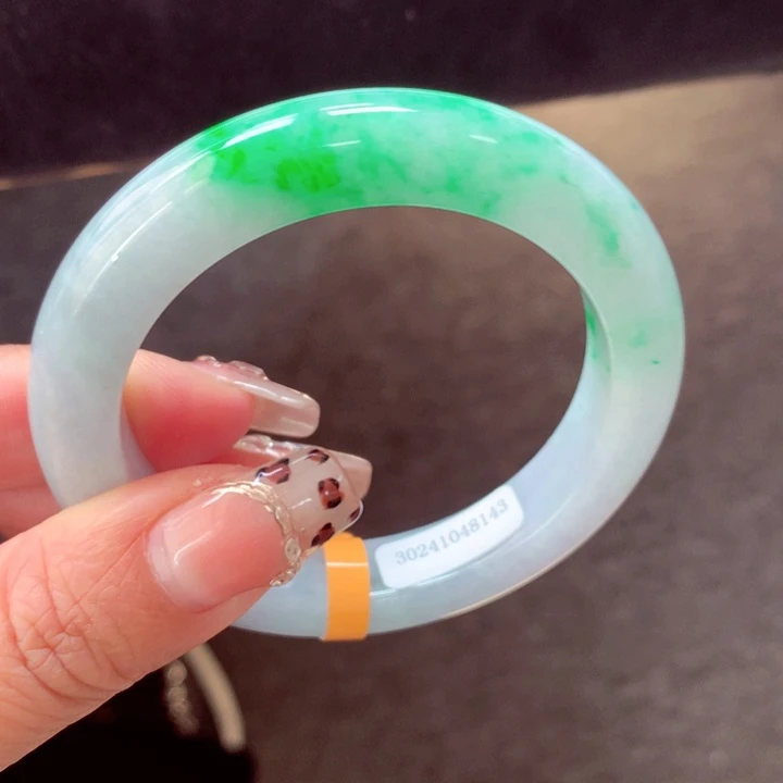 翡翠手镯未镶嵌缅甸