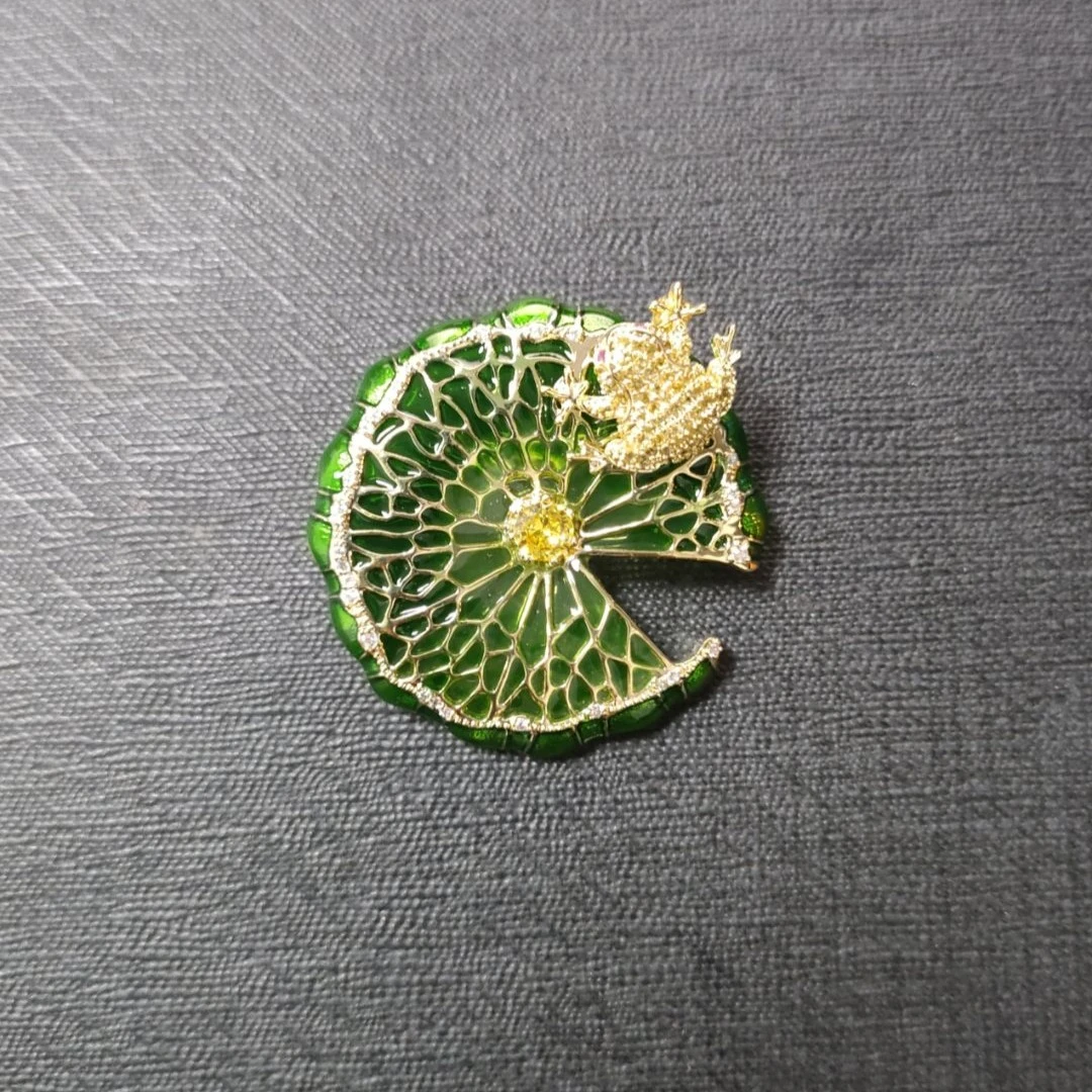 铜合金合成锆石胸针 HY1020荷上金蟾胸针