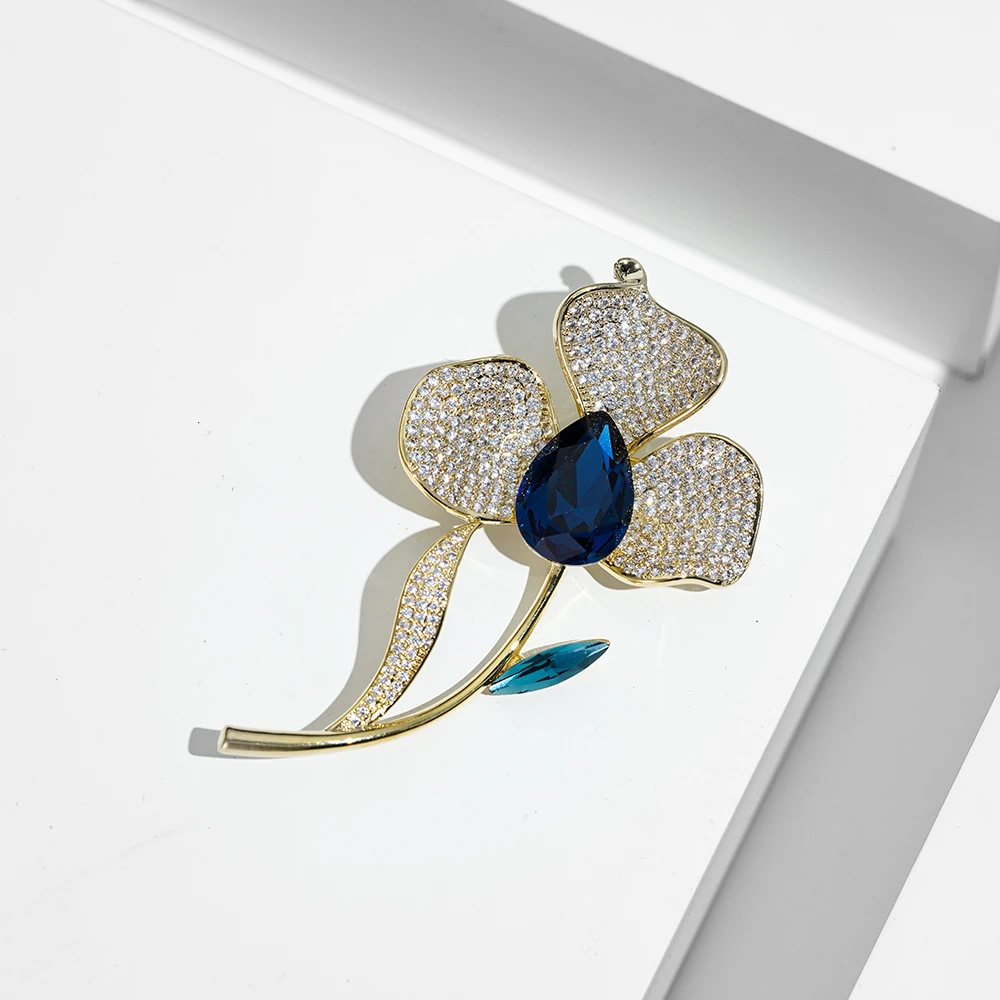 铜合金合成锆石胸针 HY2182马蹄蓝莲胸针
