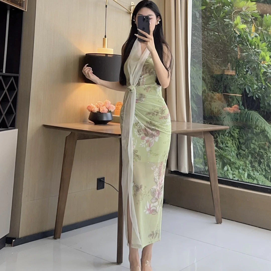 气质女人味轻奢挂脖无袖春日落梅显瘦包身性感时尚百搭开衩连衣裙