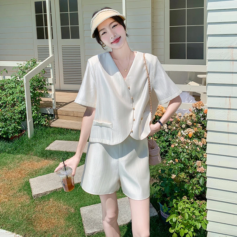 小个子时尚套装女夏2025年新款法式休闲V领短袖上衣短裤两件套