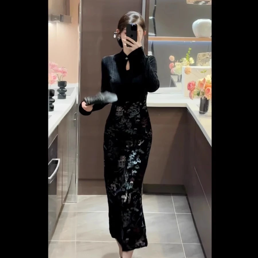 新中式国风黑色丝绒连衣裙子女秋冬装2024新款高级感气质修身长裙