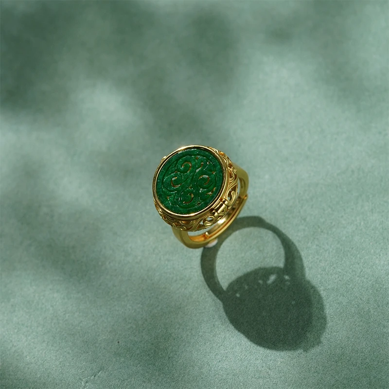 在忆925银镀金镶嵌翡翠刻花戒指