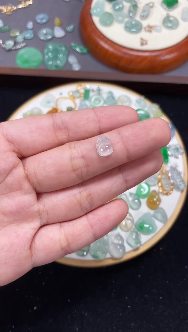 【闪购商品】翡翠吊坠(不含链)未镶嵌一个     P564