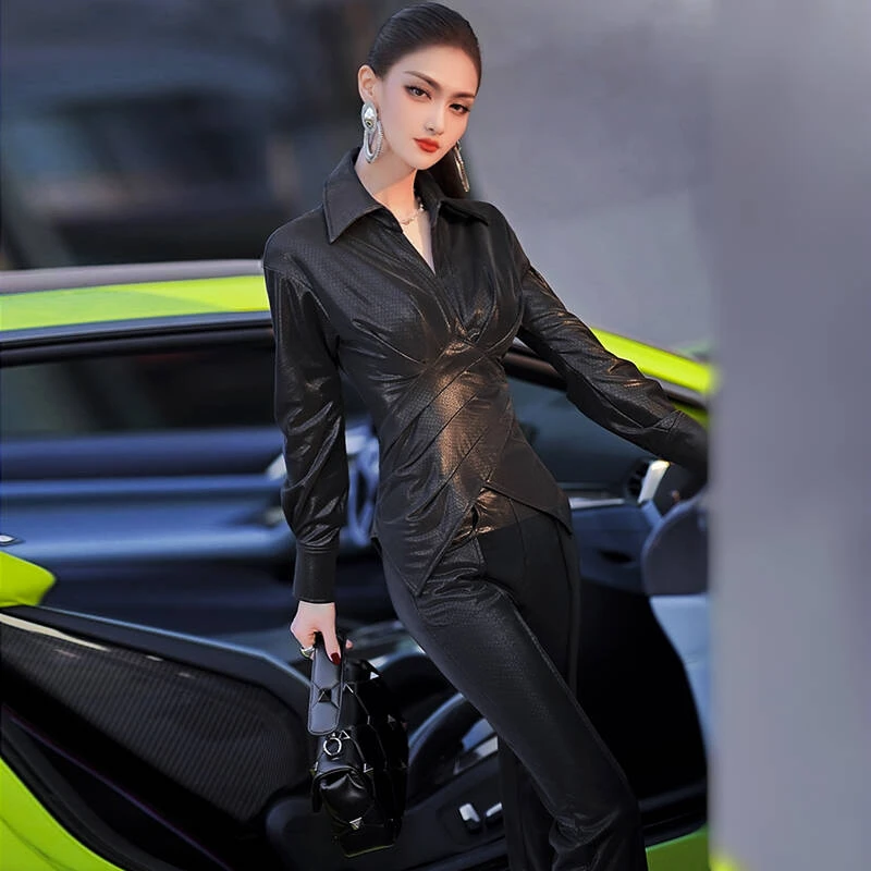 VJE秋冬季鳞片纹拉绒抽皱仿皮衬衫喇叭裤两件套2024新款欧货套装