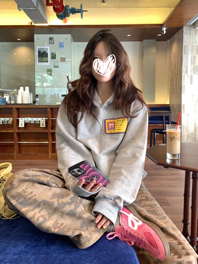 美式复古设计感贴布卡通小狗灰色连帽卫衣+叠穿屁帘 8097#