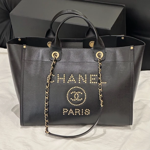 95新 Chanel/香奈儿 Chanel全皮沙滩包黑金鱼子酱皮铆钉字母logo