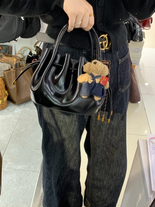 [七七]新品抽绳云朵水桶手提单肩斜挎时尚百搭小众包包