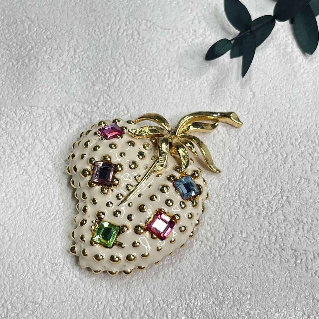 铜合金合成锆石胸针 【六六中古】孤品复古草莓造型胸针ad4084