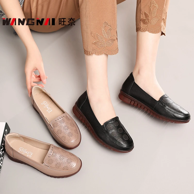 真皮软底中年妈妈鞋春季新款平底防滑中老年女鞋大码舒适奶奶单鞋