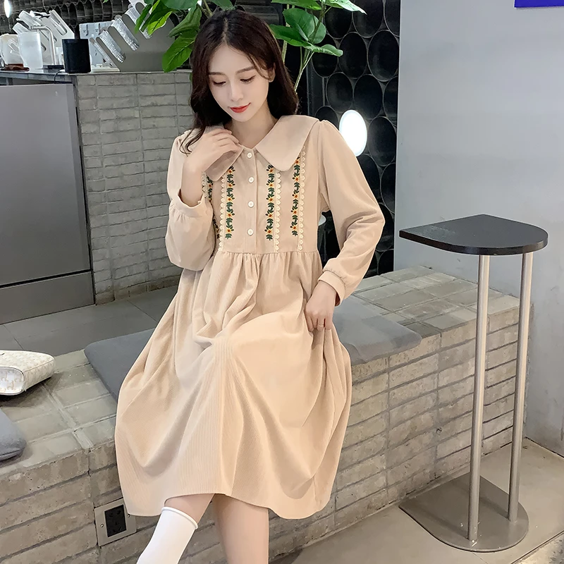 孕妇秋冬新款重工刺绣气质宽松高级感甜美减龄可哺乳灯芯绒连衣裙