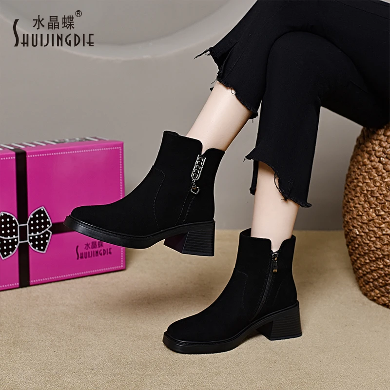 水晶蝶2025冬季新款女鞋厚底真皮鞋高跟女靴短筒气质高端粗跟短靴