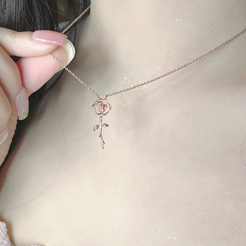 依弗 钛钢项链 玫瑰花项链女轻奢小众设计感粉钻花朵锁骨链气质