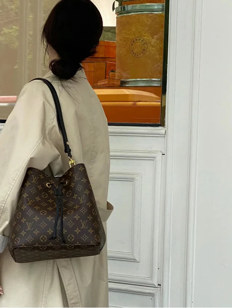 95新 LouisVuitton/路易威登 老花黑水桶单肩包