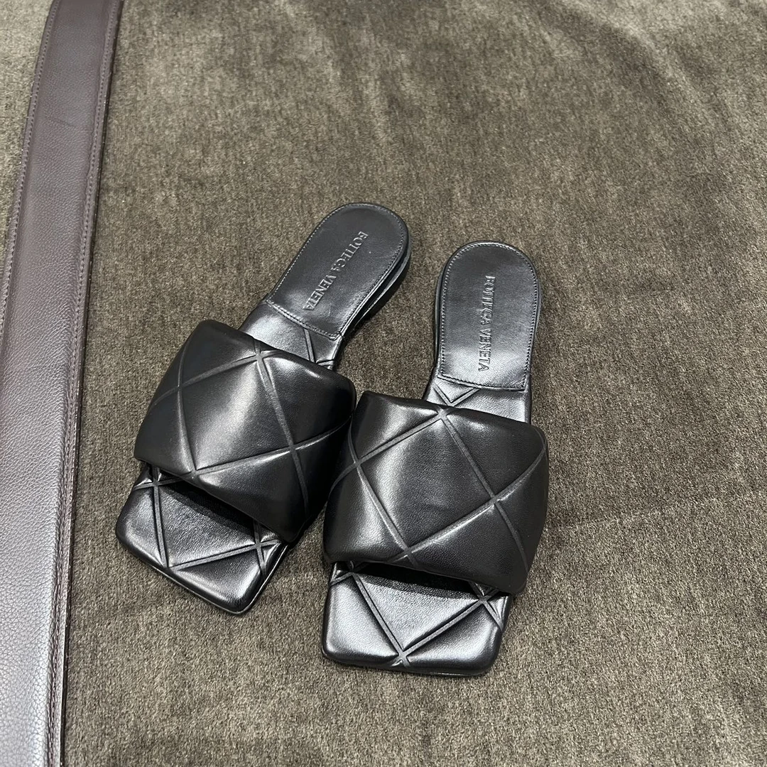 全新未使用 BOTTEGA VENETA/葆蝶家 /Angela/女款平底方头拖鞋
