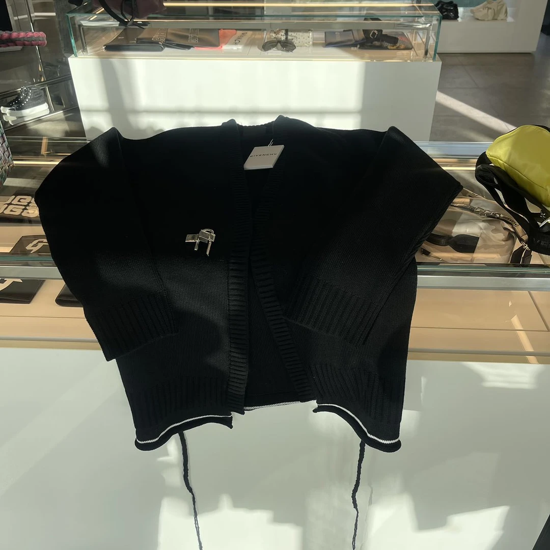 全新未使用 Givenchy/纪梵希 /七七/锁扣毛衣