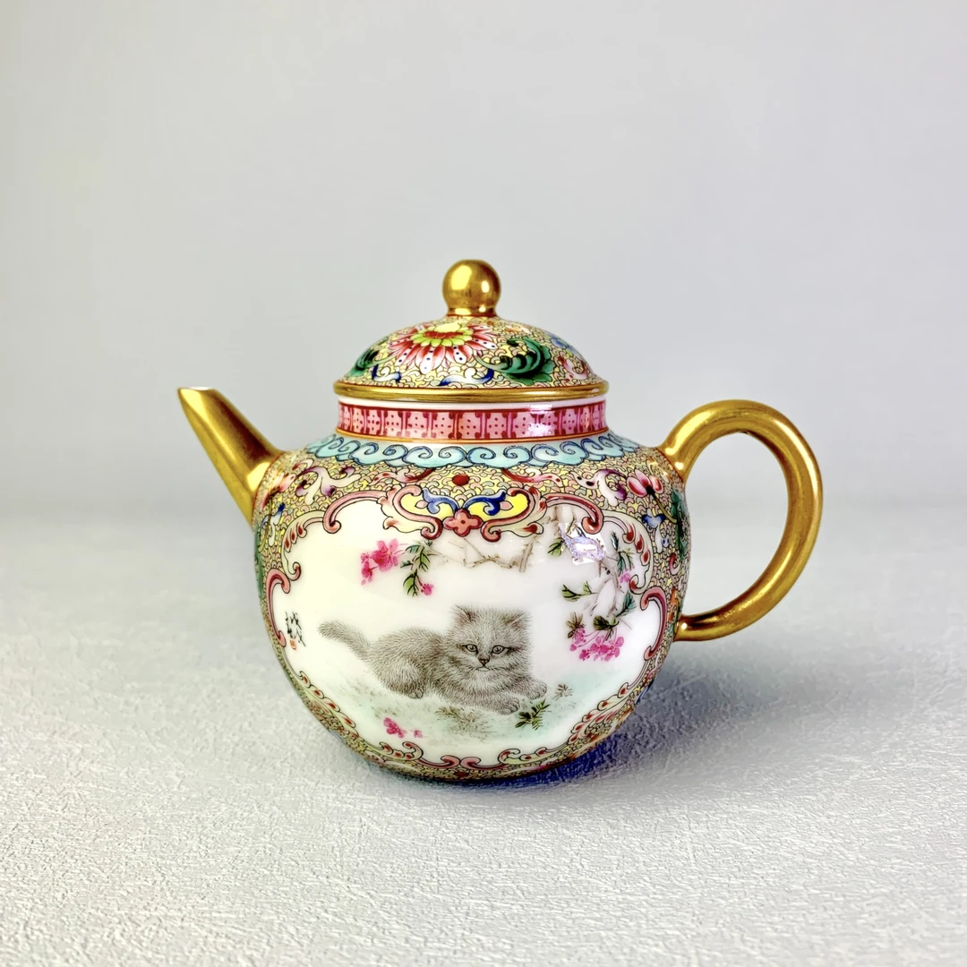 【古月轩】陶瓷珐琅彩茶壶《猫趣》蓬松的毛发，灵动的眼睛，栩栩如生。