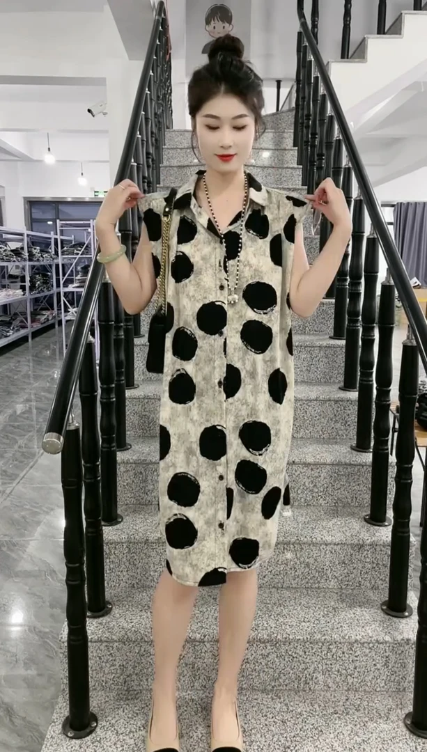 富婆遮肚子连衣裙2024夏季新款翻领波点无袖压褶清凉女装连衣裙