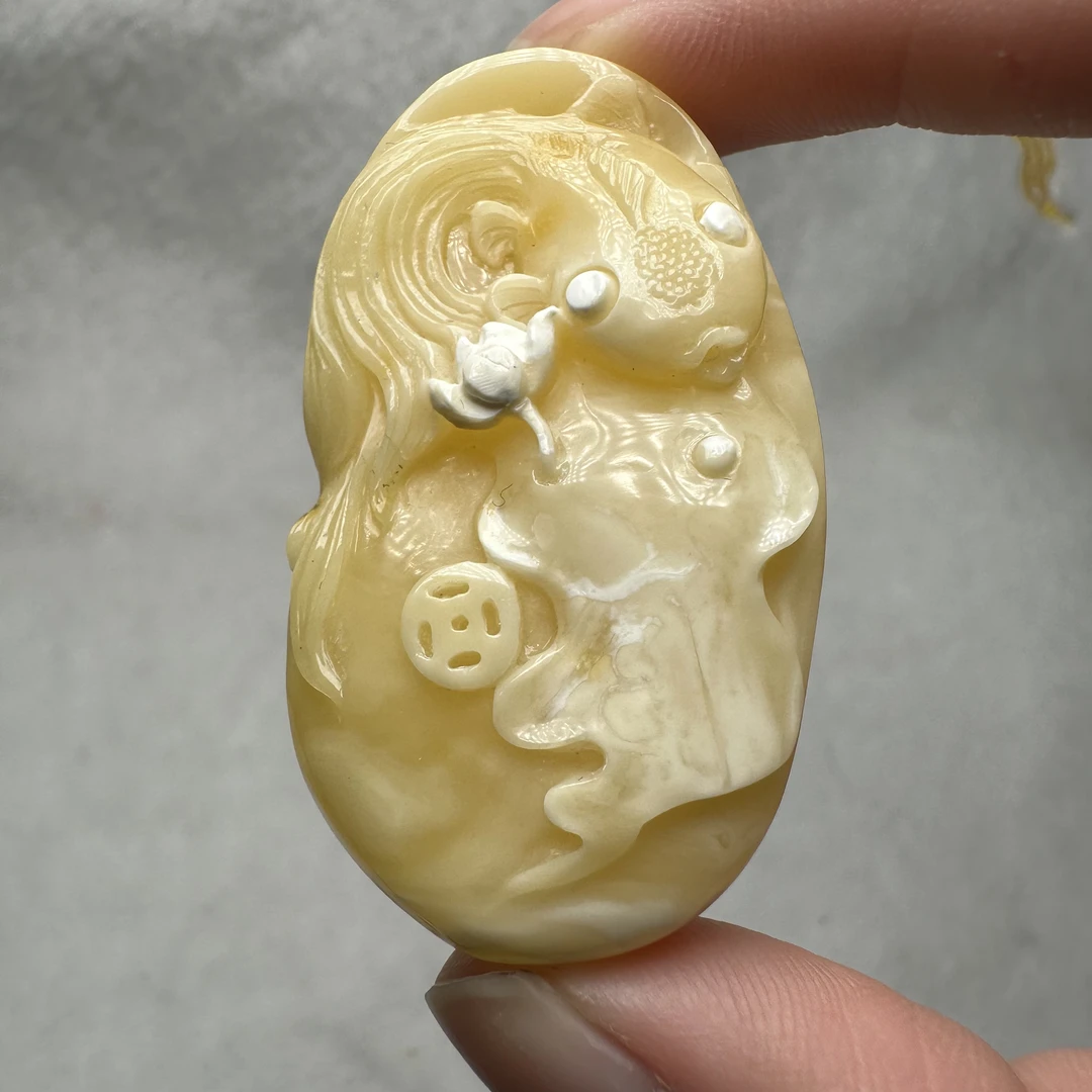 【好玉易】0407年年有鱼琥珀蜜蜡精雕孤品吊坠挂件雕刻仿古俏色巧雕