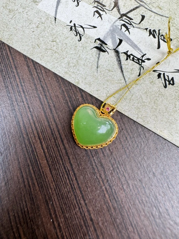 和田玉碧玉苹果绿18k镶嵌小心心