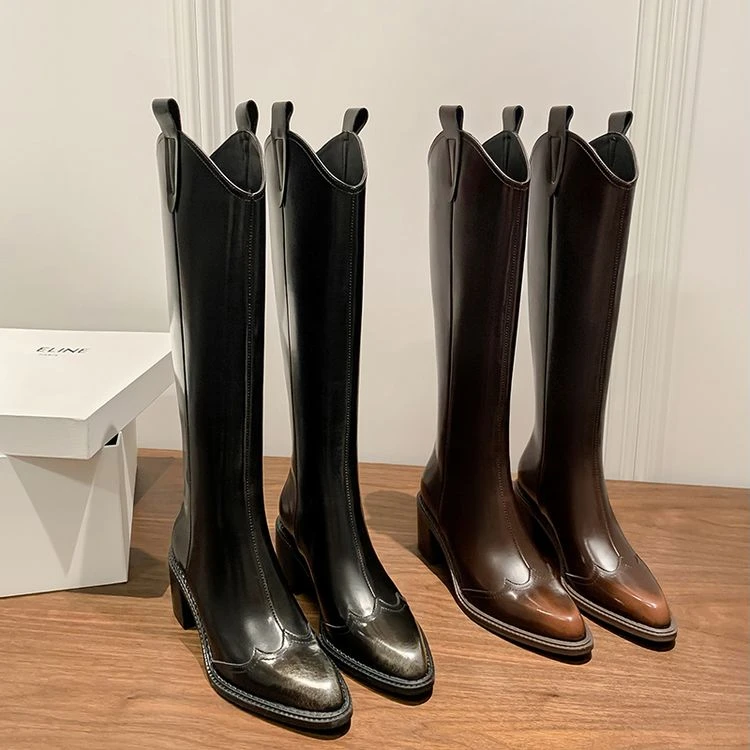 2024冬季新款时尚复古擦色拼接尖头粗跟及膝高筒时装靴长筒靴