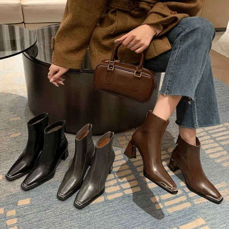 英伦风复古极简防撞头高跟显瘦小短靴女2024秋冬季方头马丁靴