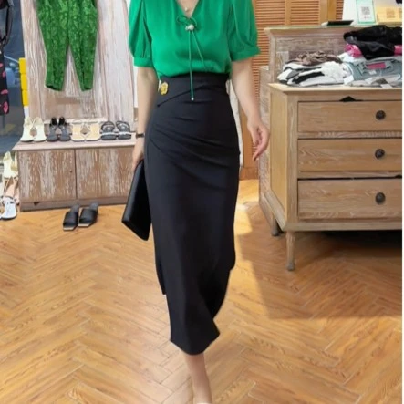 芭乐珂金属扣子侧边打褶半身裙