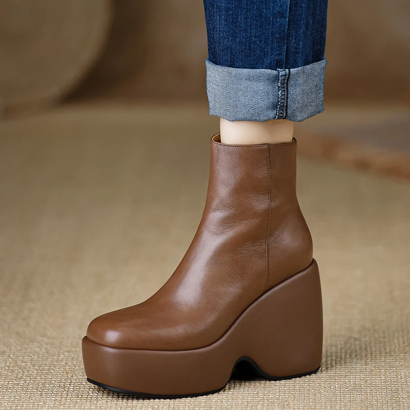 棕色美拉德靴子2025新款秋冬季加绒厚底坡跟短靴百搭松糕马丁靴女