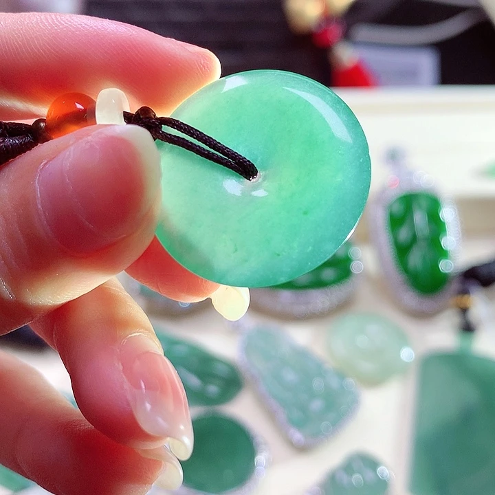 翡翠颈饰未镶嵌天然