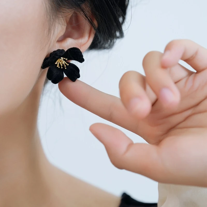 铜合金耳饰 丝绒复古黑色耳环小众设计高级感花朵耳环2024新爆款