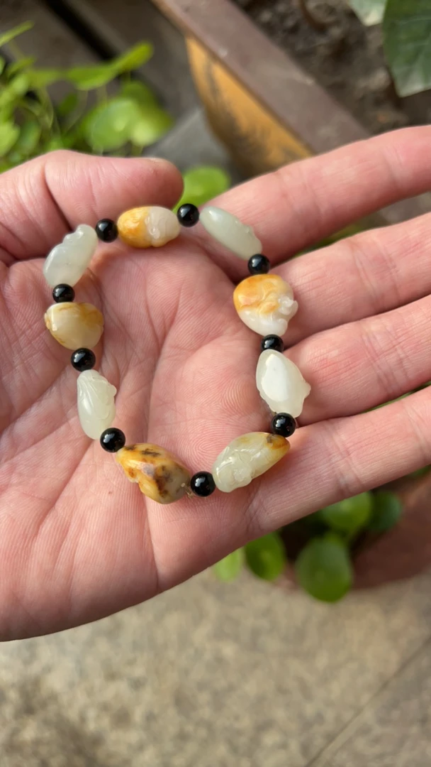 精美新疆和田玉（罗汉手链）