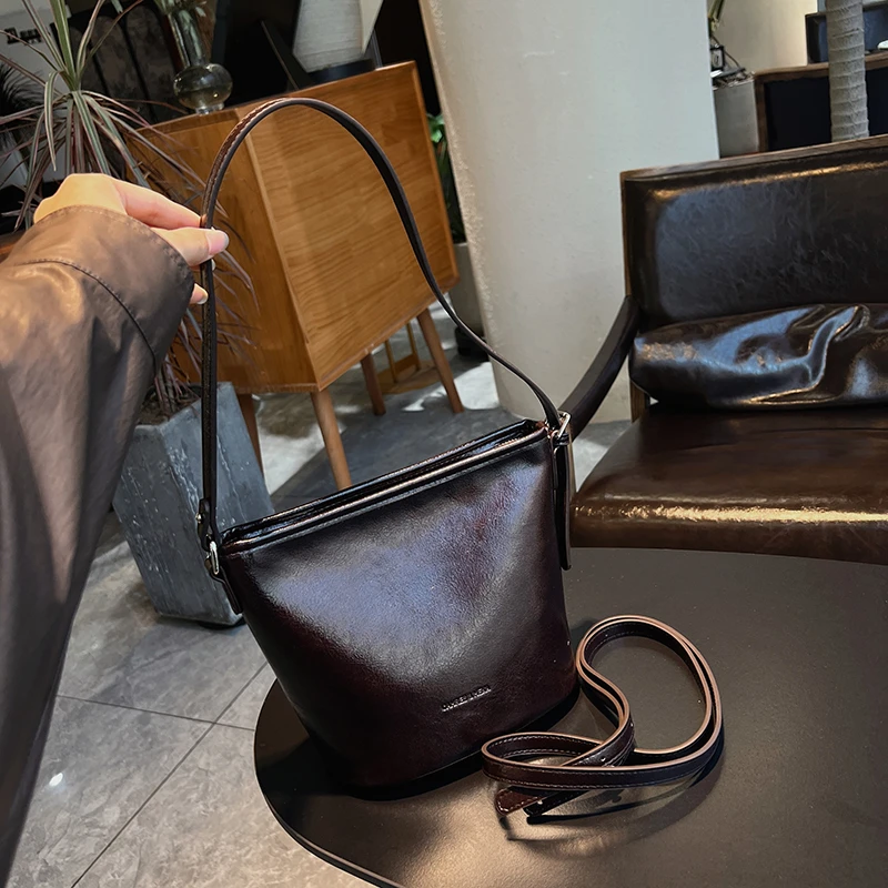 【乌梅子酱】秋冬新款百搭简约韩版单肩腋下水桶包休闲时尚斜挎女包