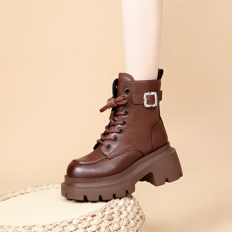 2024秋冬新款马丁靴女厚底增高8cm保暖时尚炸街皮带扣不累脚短靴