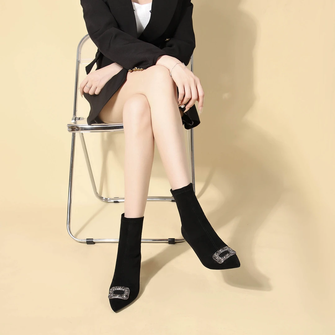 高跟短靴女秋冬新款黑色小个子气质显瘦绒面水钻扣尖头弹力瘦瘦靴