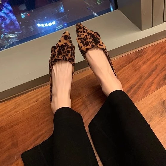 春季新款气质小尖头通勤方扣百搭绒面浅口豹纹单鞋女新款